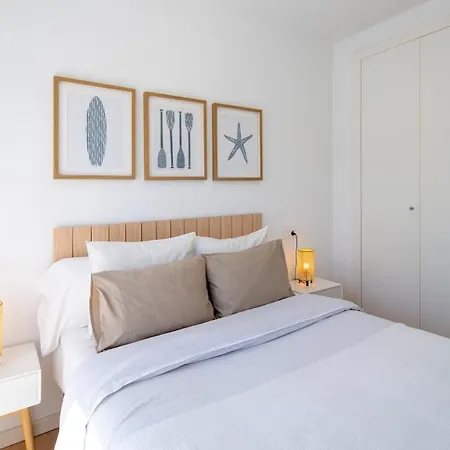 4 Min Walk, Free Private Parking, Balcony, Ac Lejlighed